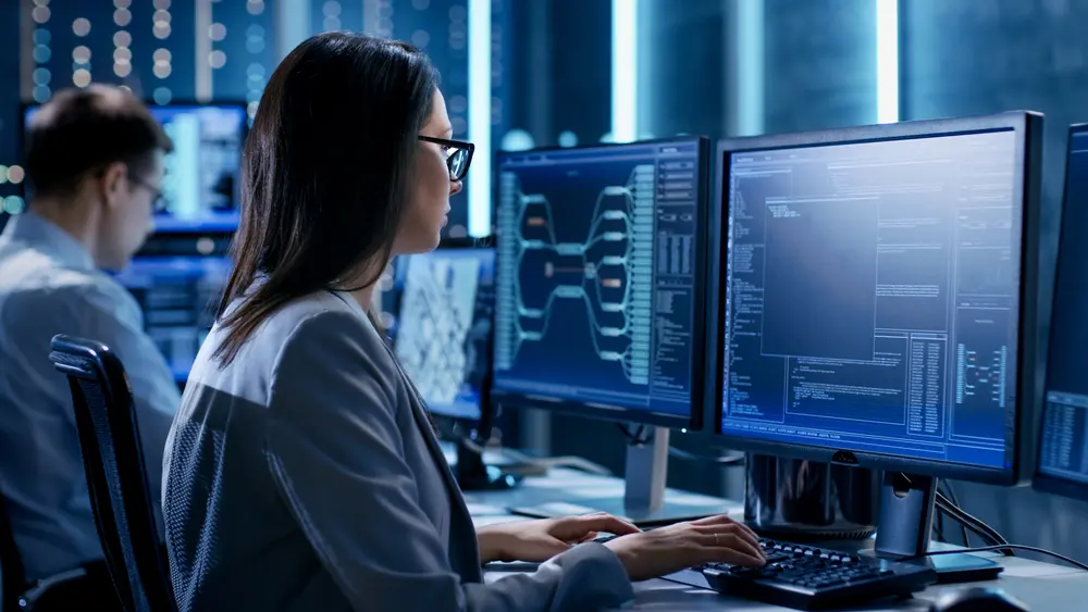 analista de cibersegurança Proteger dados é essencial para qualquer negócio — e especialistas em segurança digital estão entre os mais procurados. Imagem: divulgação