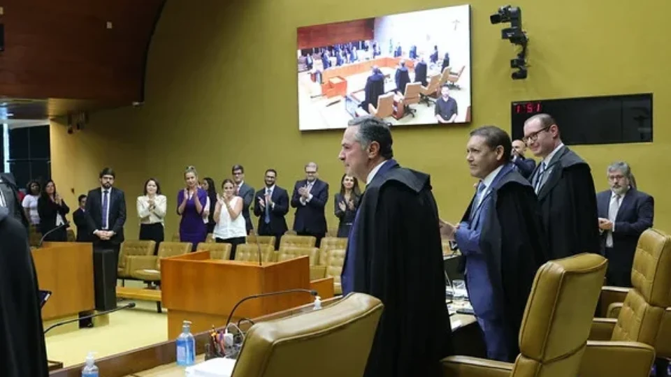 Membro do TCU, AGU e senador são cotados para sucessão de Barroso no STF