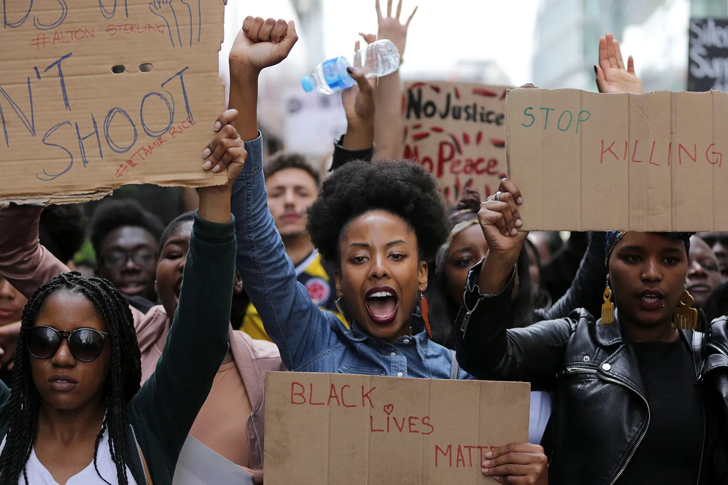 Em 2020, o assassinato de George Floyd resultou em manifestações que se espalharam pelos Estados Unidos e por outros países do mundo, amplificando a presença da #BlackLivesMatter em diversas plataformas digitais. Foto: AFP/Daniel Leal-Olivas