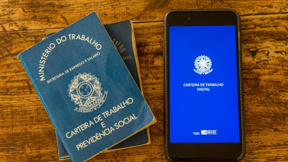 Pesquisa mostra que brasileiro prefere emprego com carteira assinada