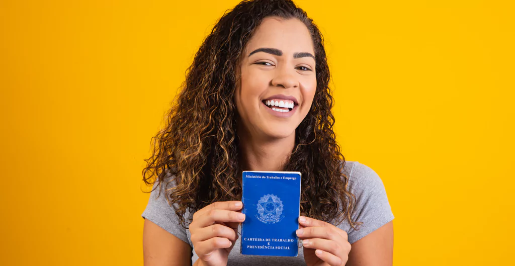 Trabalhadora-CLT A lei facilita a portabilidade, reforça limite de desconto, define regras para demissão e amplia o acesso a novos grupos. Imagem: Freepik