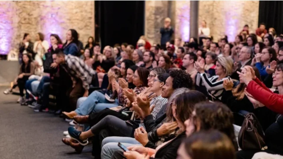 Luiz Antonio Simas e Lindener Pareto participam de evento literário em Santos (SP)