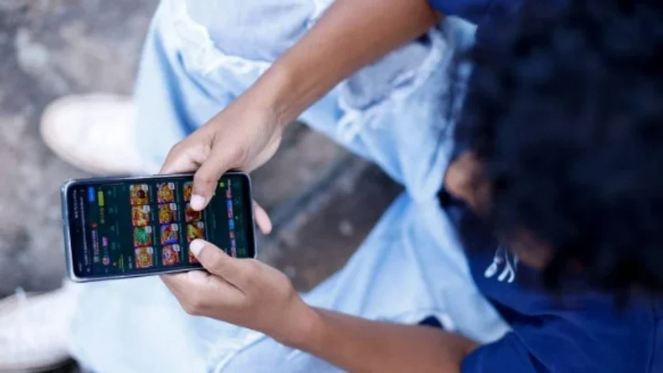Jovem endividado com apostas simula sequestro e exige R$ 2 mil de resgate da própria mãe