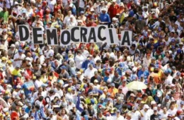 Um professor falando de democracia e liberdade, que agora estão em disputa