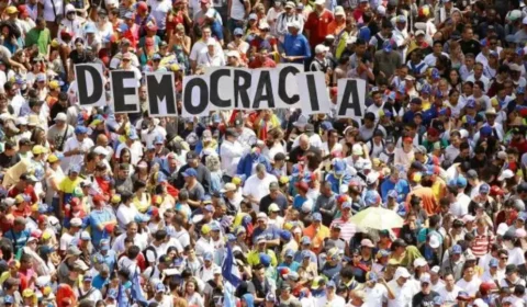 Um professor falando de democracia e liberdade, que agora estão em disputa