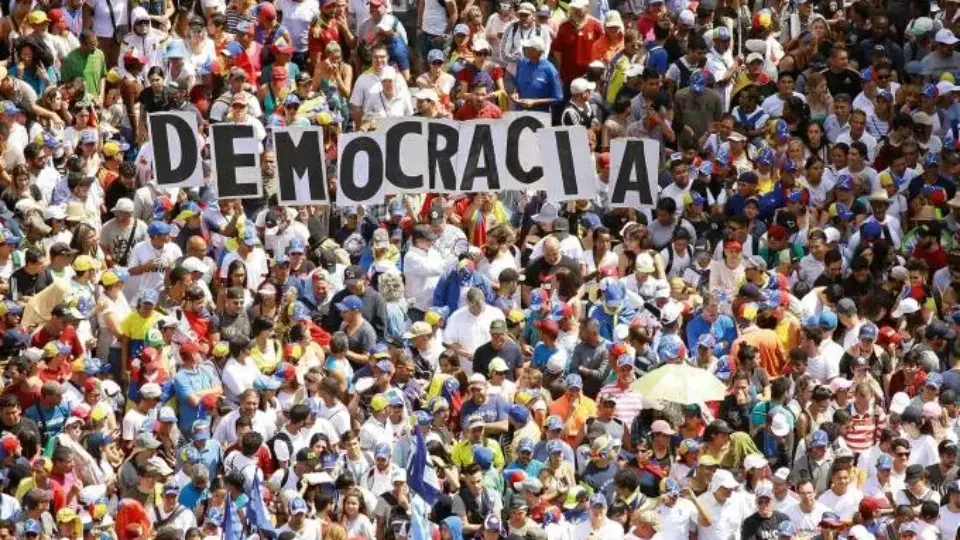 Um professor falando de democracia e liberdade, que agora estão em disputa