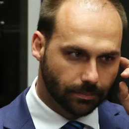 Moraes determina início da pena de Eduardo Bolsonaro e cancela passaportes do ex-deputado