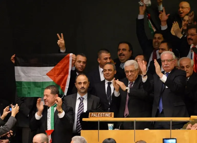 Autoridade Palestina O chefe da Autoridade Palestina, Mahmoud Abbas e a delegação palestina aplaudem a decisão. Foto: Stan Honda