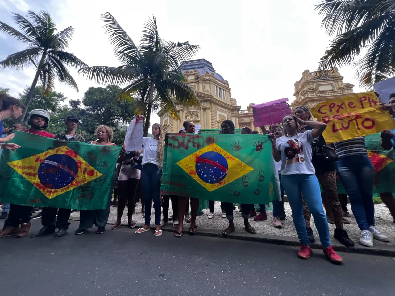 Governo do RJ se baseia em horário, local e roupas para dizer que mortos eram criminosos