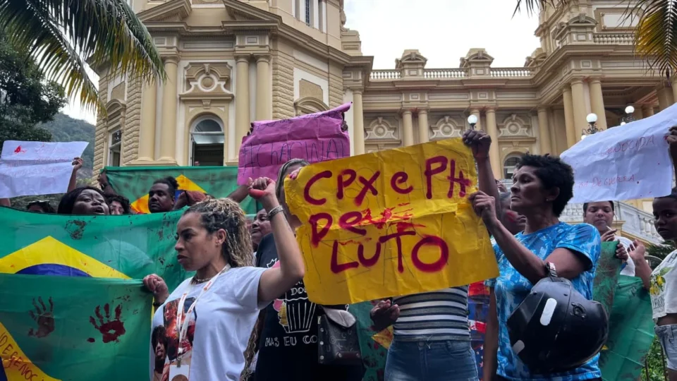 Moradores protestam no Rio contra mortes nos complexos do Alemão e da Penha