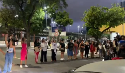 Protesto de parentes dos mortos em chacina do RJ fecha avenida em frente ao IML
