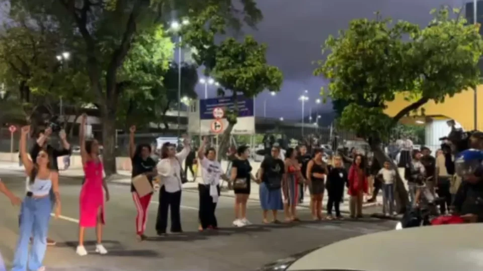 Protesto de parentes dos mortos em chacina do RJ fecha avenida em frente ao IML