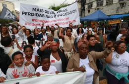 ‘Nunca vi nada parecido, foi carnificina’, diz morador durante protesto pelos 121 mortos no RJ