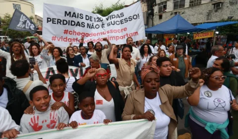 ‘Nunca vi nada parecido, foi carnificina’, diz morador durante protesto pelos 121 mortos no RJ