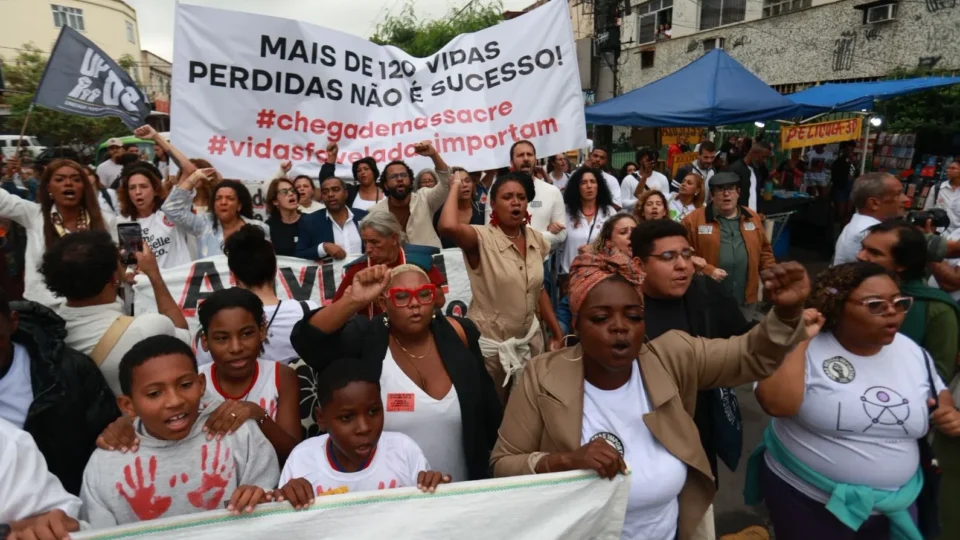 ‘Nunca vi nada parecido, foi carnificina’, diz morador durante protesto pelos 121 mortos no RJ