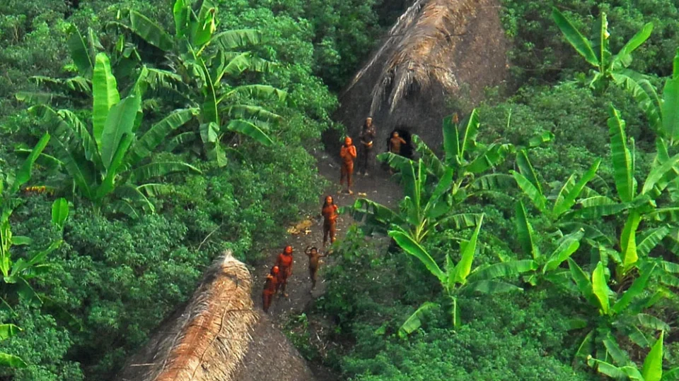 Minerais críticos ‘cercam’ 45 povos indígenas isolados na Amazônia