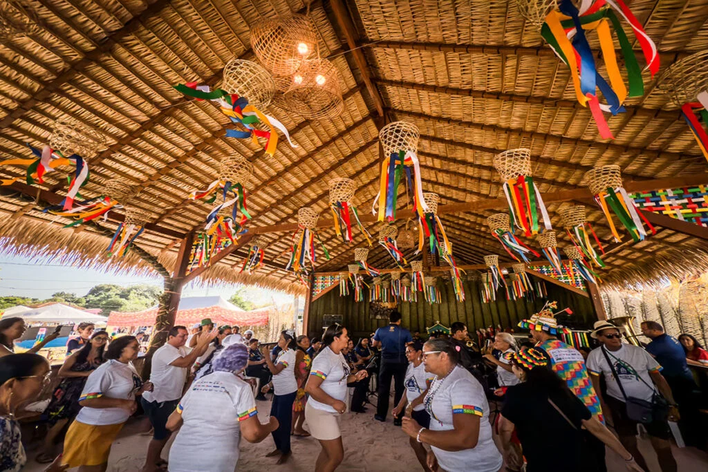 Palha da piaçabeira é um dos principais elementos da festa: refresca e acolhe (Foto: Leonardo Milano/Repórter Brasil)
