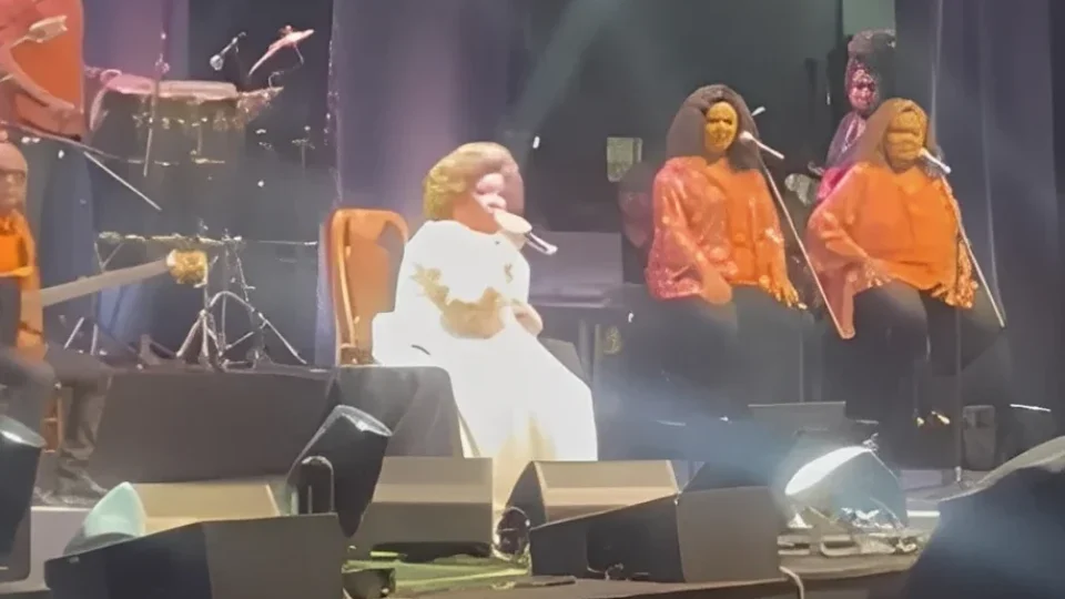 Moraes vai a show de Alcione, é aplaudido pela platéia e ouve coro de ‘sem anistia’