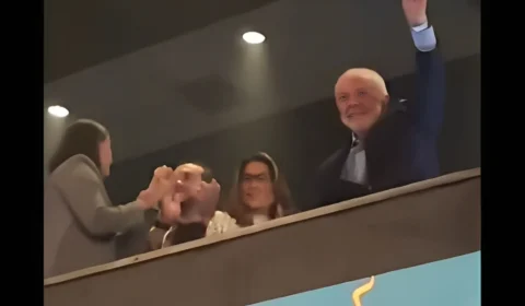 Lula é ovacionado pelo público no show de Maria Bethânia