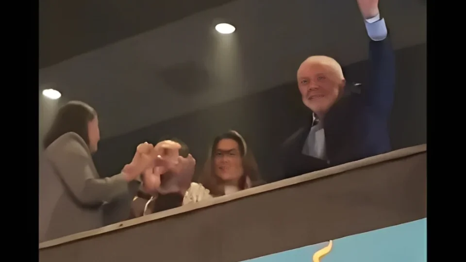 Lula é ovacionado pelo público no show de Maria Bethânia