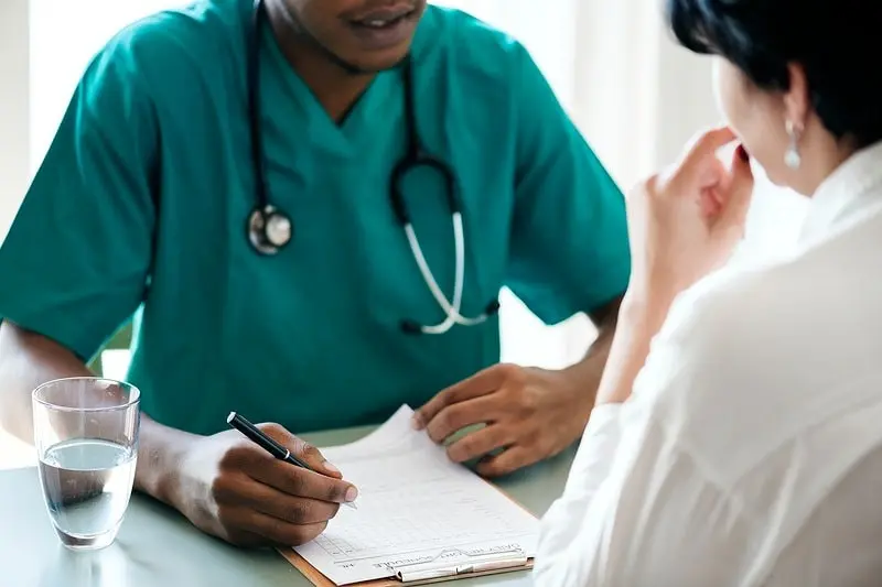 Médico especialista Especialistas da saúde têm grande valorização no Brasil e ocupam posições com alto prestígio e remuneração. Imagem: Getty Image