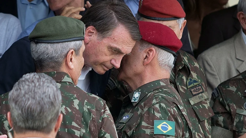 Militares na política: a politização dos quartéis e a militarização do Estado