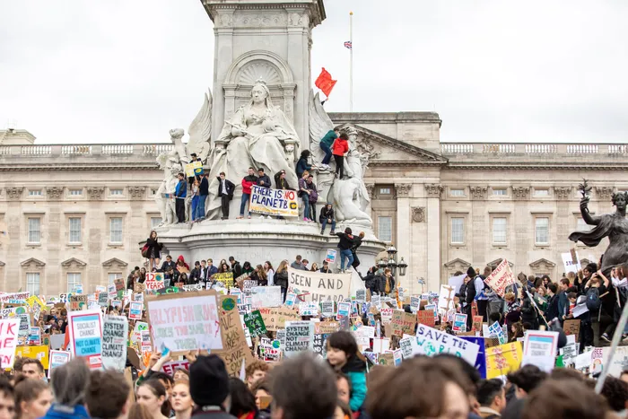 Em 2019, em uma das greves estudantis pelo clima, milhares de estudantes tomaram as ruas de mais de 1500 cidades pelo mundo. Foto: Georgia O'callaghan / Getty Images
