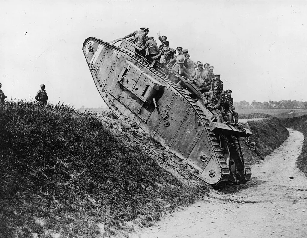 A Primeira Guerra Mundial foi marcada por inovações militares destrutivas e o aprimoramento de invenções, como tanques, aviões, submarinos, gás venenoso, metralhadoras e rádio sem fio. Foto: William Rider-Rider