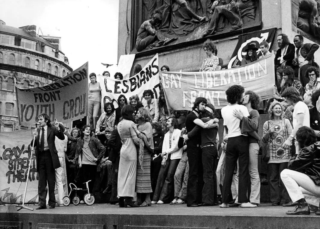 A Revolta de Stonewall foi uma série de conflitos entre a polícia e a comunidade LGBTQIA+ após uma batida policial no bar Stonewall Inn, se tornando um marco do movimento LGBTQIA+ moderno. Foto: reprodução