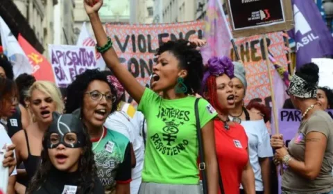 Senado avança em proposta que regula redes e combate ódio contra mulheres