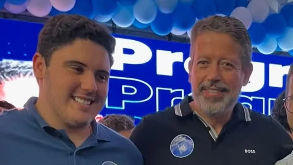 Congresso aprova prazo para eleito ao Legislativo alcançar 21 anos e pode beneficiar filho de Lira