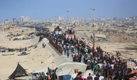 Israel encerra ofensiva em Gaza e palestinos começam a retornar às suas casas