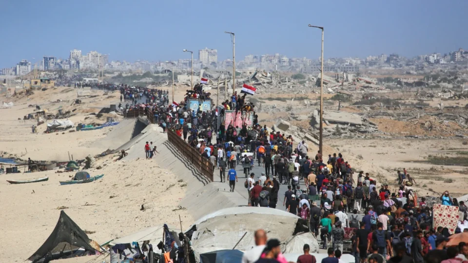 Israel encerra ofensiva em Gaza e palestinos começam a retornar às suas casas