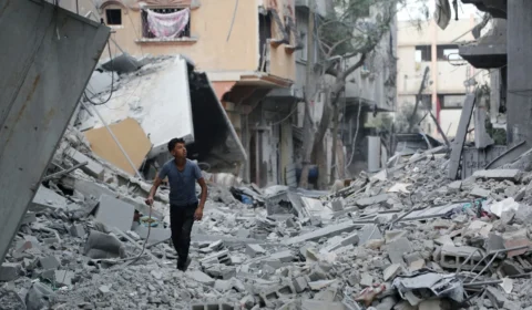 Palestinos encontram Cidade de Gaza devastada antes que Hamas comece a libertar reféns