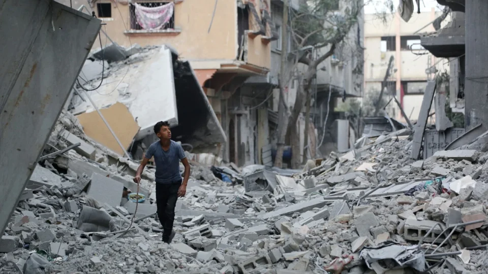 Palestinos encontram Cidade de Gaza devastada antes que Hamas comece a libertar reféns