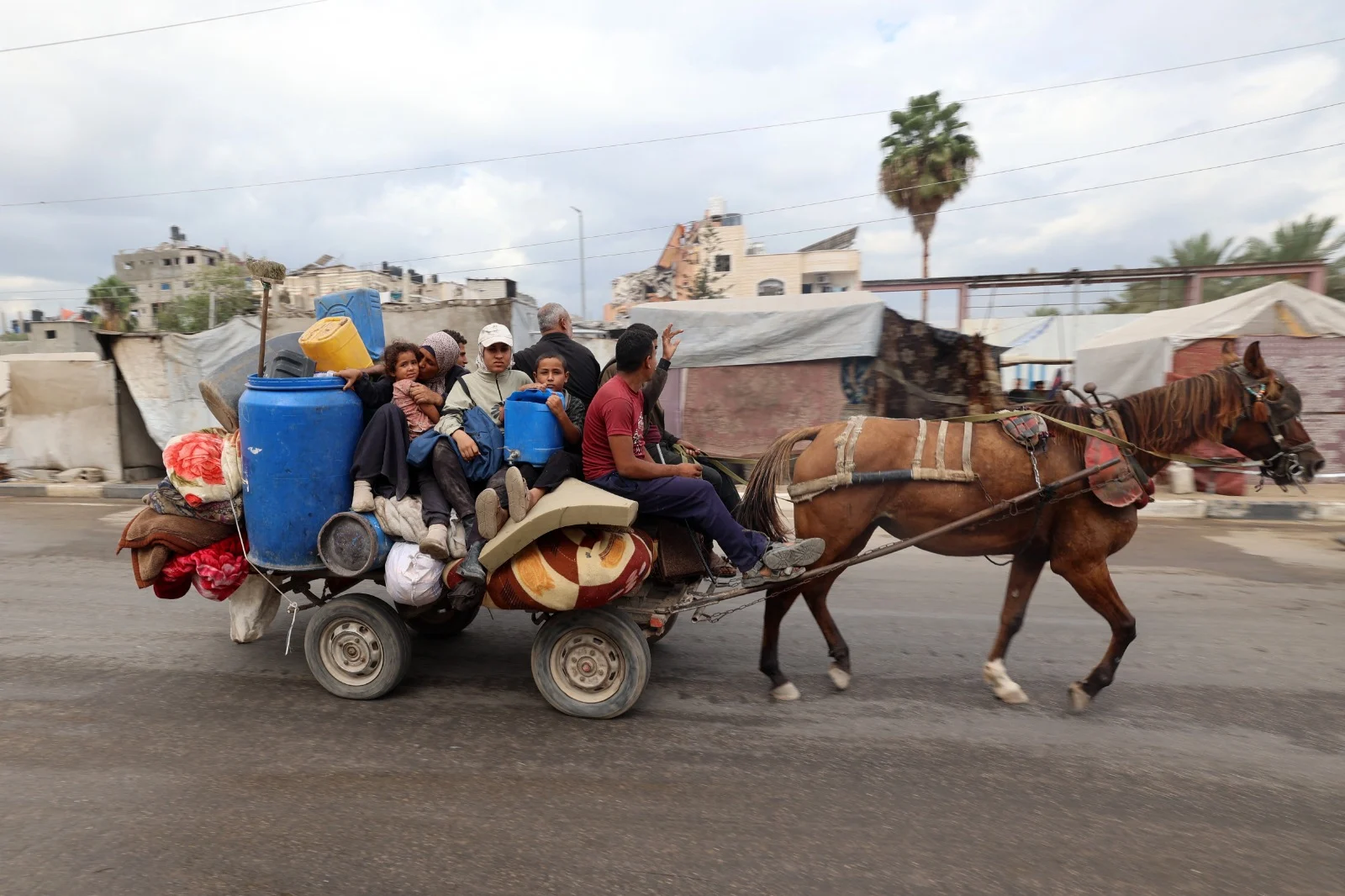 Palestinos encontram Cidade de Gaza devastada antes que Hamas comece a libertar reféns. (Foto: AFP)