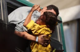 ‘É como renascer’: palestinos reencontram familiares após deixarem prisões israelenses