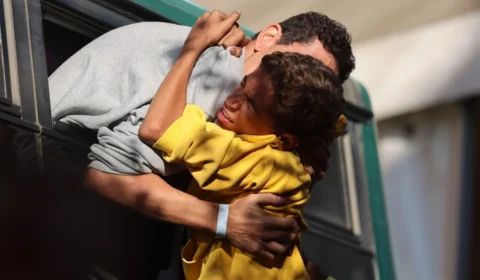 ‘É como renascer’: palestinos reencontram familiares após deixarem prisões israelenses