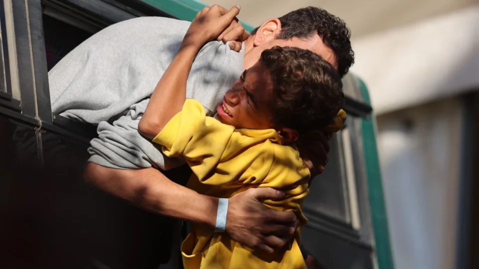 ‘É como renascer’: palestinos reencontram familiares após deixarem prisões israelenses
