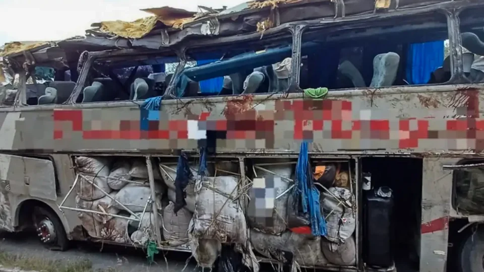 Sobe para 17 número de mortos por acidente com ônibus em Pernambuco