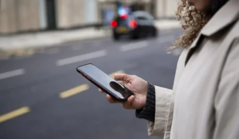 Mais da metade da população evita usar celular na rua por medo de roubo, aponta Datafolha