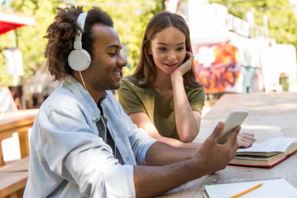 No Brasil, os podcasts educativos se consolidam como recurso de estudo e debate. Da preparação para provas à reflexão sobre política e tecnologia, estudantes usam o formato para aprender em qualquer lugar. Com a chegada da inteligência artificial, o acesso fica ainda mais fácil e democrático. Foto: Freepik