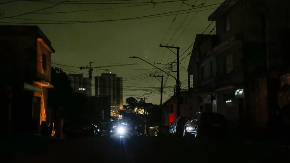 Incêndio em subestação provoca apagão na madrugada em todas as regiões do país