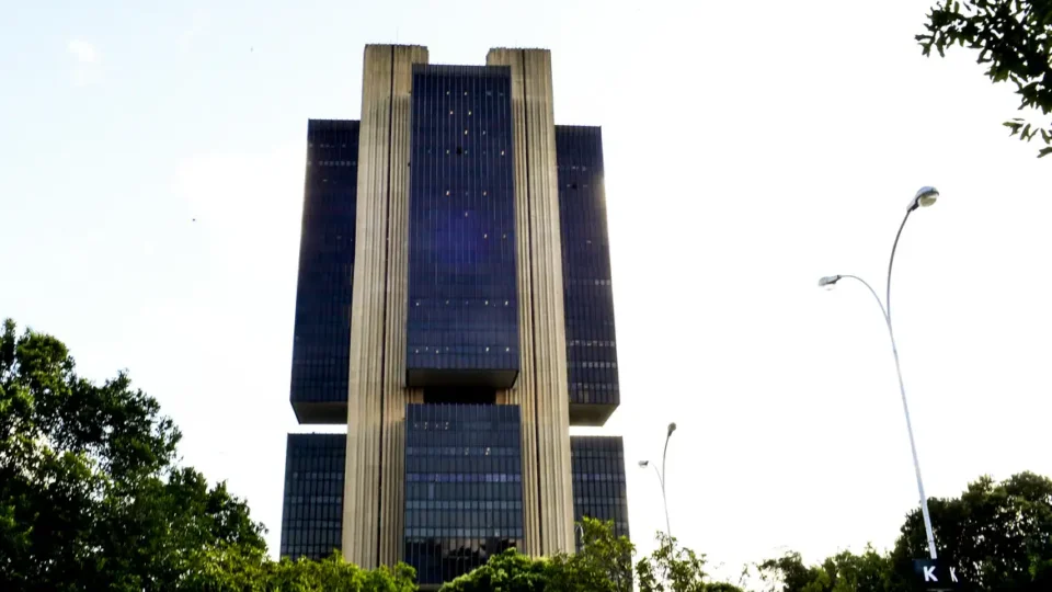 Banco Central deve cortar juros para 14,5% em meio a cautela com inflação e tensões globais