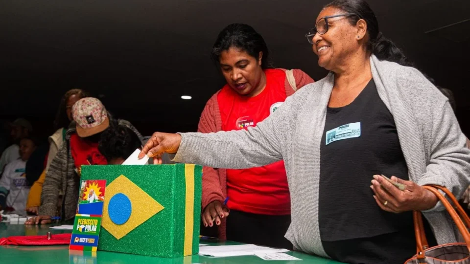 Plebiscito Popular pelo fim da escala 6×1 termina no domingo e convoca mutirão na reta final