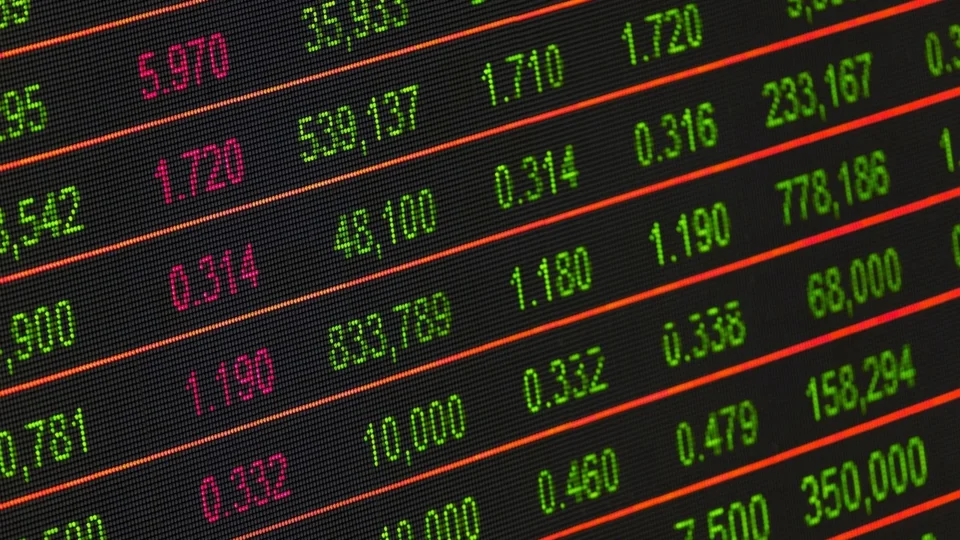 Futuros dos EUA recuam após recordes em Wall Street e dados de emprego no radar