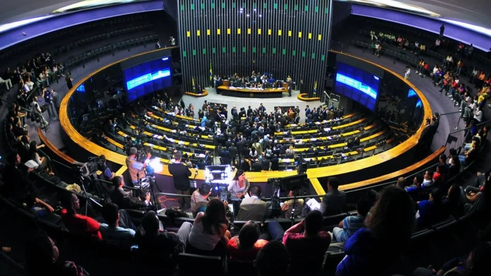 Câmara instala comissão para analisar redução da maioridade penal
