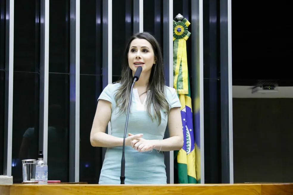 Carlos Bolsonaro confirma candidatura ao Senado e amplia crise na direita de SC