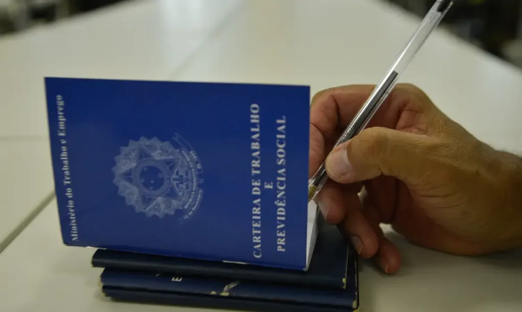Desemprego recua a 5,3% e tem menor taxa até julho na série histórica