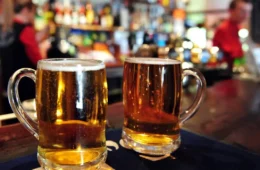 Reduzir uma dose de álcool por dia evitaria 157 mil casos de câncer no país até 2050